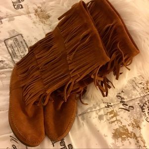 Minnetonka fringe moccasin boots!! 🎉